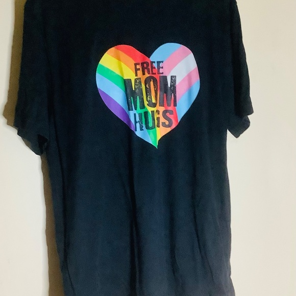 PRIDE Free Mom Hugs Tshirt 2XL - Picture 3 of 7